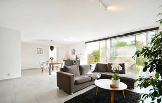 TE KOOP IN AALSTRustig en centraal gelegen gelijkvloers appartement met tuin.Ontdek dit ruime en comfortabele gelijkvloerse appartement van maar...