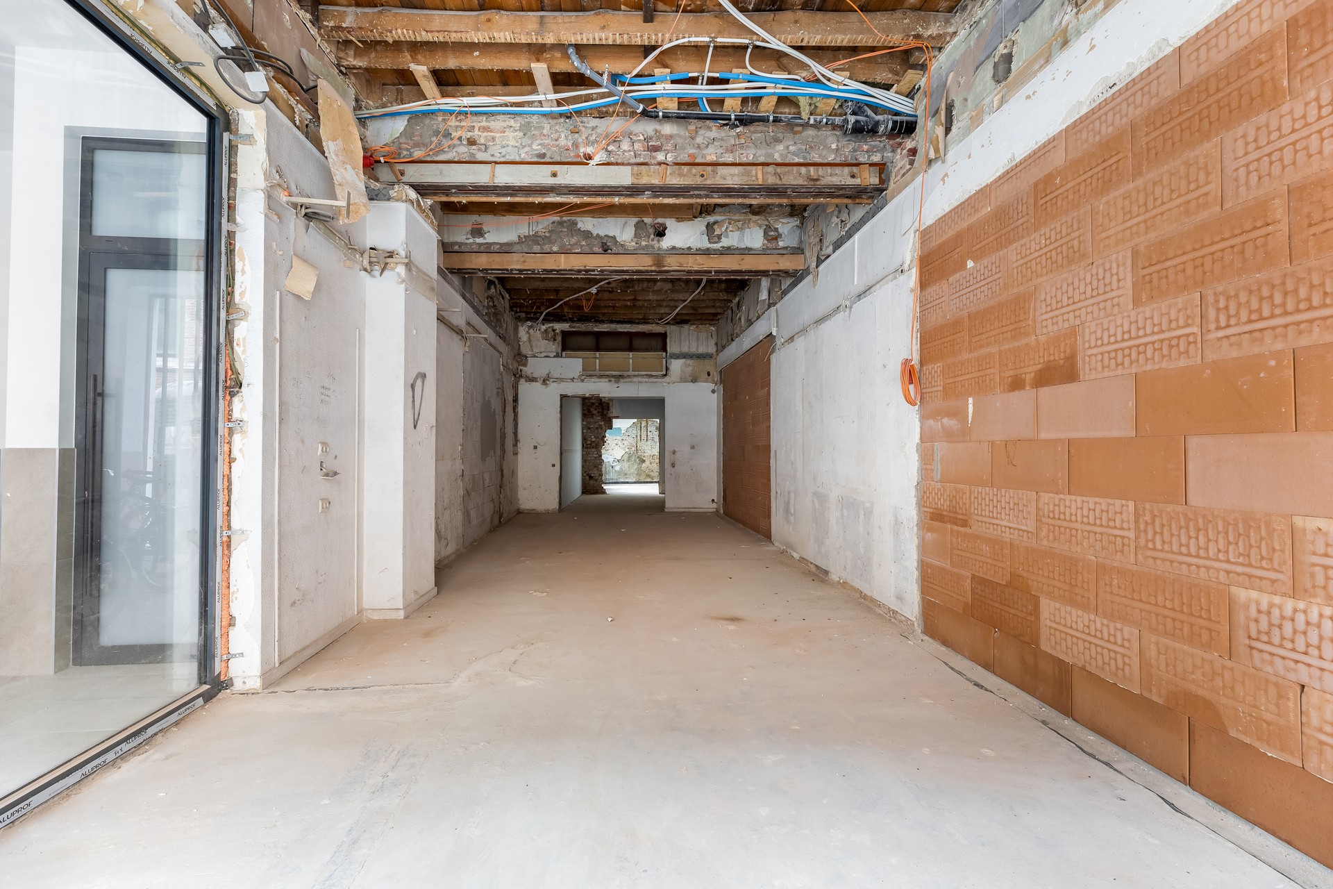 Handelsruimte met veel visibiliteit op toplocatie - foto 2