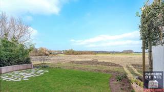 Superbe villa avec vue sur les Polders.<br /><br />Située au bord du Zoute, cette villa de nouvelle construction vous offre le summum du confort et de la tranquillité. Le rez-de-chaussée comprend un magnifique hall d'entrée avec de belles hauteurs de plafond, des toilettes pour les invités. Un espace de vie lumineux. La cuisine entièrement équipée et le coin repas s'intègrent élégamment à l'espace de vie et offrent un accès direct à la terrasse, d'où vous pourrez profiter d'une vue unique sur les polders.<br /><br />Le premier étage comprend 3 chambres à coucher. La chambre principale dispose d'une salle de bains en-suite, équipée d'un double lavabo, d'une douche à l'italienne et d'une baignoire. Deuxième et troisième chambre avec salle de douche. Une quatrième chambre spacieuse avec salle de bains en-suite au 2ème étage.<br /><br />La villa dispose d'un sous-sol complet, où se trouve une grande salle polyvalente pouvant servir comme fitness, home cinéma ou espace de détente.<br />Un garage pour une voiture.<br />PEB: Classe-A