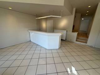 We enter this spacious office/commercial space through a double glass door. The spacious entrance has a practical counter. The first office space...