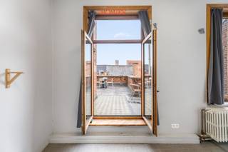 Deze gezellige studentenkamer met eigen sanitair situeert zich in een studentenpand in de Kortestraat, pal in het centrum van Leuven. Dankzij...