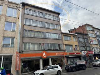 <p><span>Opbrengsteigendom omvattende 4 appartementen op centrale ligging, Bredabaan Merksem. </span></p><p><span> </span></p><p><span>De appartementen zijn voorzien van 2 slaapkamers en 2 terrassen</span></p><p><span>ingedeeld als volgt; </span></p><p><span>Ruime, centrale inkomhal. Vooraan gelegen woonkamer, ruime keuken met terras, badkamer met lavabomeubel, wc en douche, achteraan 2 slaapkamers, waarvan de grote slaapkamer toegang biedt tot het 2e terras. </span></p><p><span>Elk appartement is voorzien van een kelderberging. </span></p><p><span> </span></p><p><span>Zeer interessante investeringskans, netto rendement van 5,5% ! ! ! </span></p><p><span>Appartement 3L : verhuurd aan 775,46 pm </span></p><p><span>Appartement 3R: verhuurd aan 805,19 pm </span></p><p><span>Appartement 4L: verhuurd aan 743,64 pm </span></p><p><span>Appartement 4R: verhuurbaar aan 800 pm, momenteel leegstaand. </span></p><p><span> </span></p><p><span>mogelijke maandelijkse opbrengst : 3.124,29,- EUR</span></p><p><span>mogelijke jaarlijkse opbrengst: 37.491,48,- EUR</span></p><p><span> </span></p>