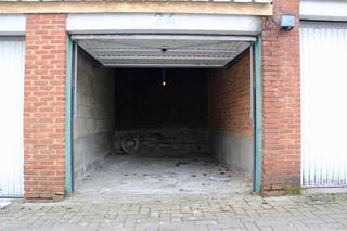 Te huur: Gesloten garagebox gelegen nabij Parklaan Aalst! Deze gesloten garagebox bevindt zich nabij centrum Aalst en oprit autostrade en...