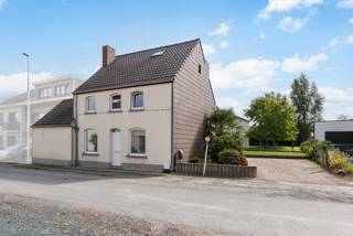 +++ Molenstraat 235, Liedekerke +++<br />
<p><span>Ontdek deze </span><strong><span>zeer mooi gerenoveerde gezinswoning</span></strong><span>, ideaal gelegen vlak bij scholen, winkels en openbaar vervoer. Ook het station bevindt zich op wandelafstand, wat deze woning bijzonder interessant maakt voor wie comfortabel en centraal wil wonen. </span><span>Op het </span><strong><span>gelijkvloers</span></strong><span> bevindt zich een aangename en lichtrijke leefruimte met gezellige zithoek en eetkamer, aansluitend op de </span><strong><span>open keuken</span></strong><span>. Verder beschikt de woning over een </span><strong><span>zeer ruime en praktische berging</span></strong><span>. </span><span>Op de </span><strong><span>eerste verdieping</span></strong><span> bevinden zich </span><strong><span>2 slaapkamers</span></strong><span> en een verzorgde badkamer, uitgerust met een moderne </span><strong><span>inloopdouche</span></strong><span>. </span><span>Het </span><strong><span>zoldergedeelte</span></strong><span> biedt bovendien de mogelijkheid om een </span><strong><span>derde slaapkamer</span></strong><span> in te richten, ideaal als extra slaapkamer, bureau of hobbyruimte. </span><span>Buiten geniet u van een </span><strong><span>gezellig overdekt terras</span></strong><span> en een aangename </span><strong><span>tuin</span></strong><span>. Een bijkomende troef zijn de maar liefst </span><strong><span>4 buiten parkeerplaatsen </span></strong>naast <span>de woning. De woning heeft momenteel <strong>EPC-label E</strong>. Een mooie opportuniteit ligt nog in het isoleren van het dak. Deze ingreep kan een belangrijke positieve impact hebben op de energieprestatie van de woning en biedt dus nog heel wat potentieel naar de toekomst toe. Kortom, een <strong>instapklare en mooi gerenoveerde woning</strong> met verrassend veel ruimte, een fijne buitenomgeving en een bijzonder praktische ligging. Interesse? Plan uw bezoek en n</span><span>eem contact op via </span><strong><span>0478/05 90 69</span></strong><span> of </span><strong><span>info@immoteam.be</span></strong><span>.</span></p>