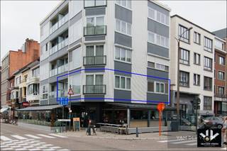 <strong>Op te frissen 2-slaapkamerappartement met veel natuurlijke lichtinval op een steenworp van het Hasseltse stadscentrum! </strong><br /><br /><strong><u>Troeven:</u></strong><br />- Centrale ligging tussen het stadspark en het centrum<br />- Winkels, horeca, scholen, recreatie, openbaar vervoer, ... op wandelafstand<br />- Vlotte verbinding naar uitvalswegen en de E313<br />- Asbestveilig<br />- Gunstig EPC met label C <br />- 2 ruime slaapkamers<br />- Gratis bewonersparkeren in omliggende straten voor 2 auto's<br />- Lift aanwezig in het gebouw<br />- Terras aanwezig<br />- Kelderberging inbegrepen in de vraagprijs <br />- Zowel als opbrengsteigendom of voor eigen bewoning een interessante investering<br /><br />Dit lichtrijke hoekappartement ligt net buiten de Groene Boulevard, op een strategische locatie tussen het stadspark en het levendige centrum van Hasselt. Hier woon je op wandelafstand van winkels, scholen, restaurants en ontspanningsmogelijkheden, met bovendien een vlotte verbinding naar de belangrijkste uitvalswegen en de autosnelweg. Ook het ziekenhuis bevindt zich vlakbij en parkeren kan gratis voor twee voertuigen in de ruime omgeving.<br />Het appartement bevindt zich op de eerste verdieping, bereikbaar met trap of lift. De inkomhal leidt naar een ruime, zonnige woonkamer met een aangenaam uitzicht. Aansluitend vind je de keuken, het terras en een kleine berging. Verder zijn er twee slaapkamers, een apart toilet en een badkamer met ligbad en wastafel. In de kelder beschik je over een afsluitbare privéberging voor extra opbergruimte.<br /><br />Hoewel het appartement baat heeft bij een moderne update, biedt het veel potentieel voor wie op zoek is naar een eigen plek in de stad of een interessante opbrengsteigendom dankzij de uitstekende ligging. In de zone Stadspark kunnen bewoners met twee wagens volledig gratis parkeren. <br /><br />Hasselt is een stad om trots op te zijn. Met een uitgebreid aanbod aan winkels, cultuur, gastronomie en groene parken combineert ze het beste van stadsleven en ontspanning. Overdag geniet je van het shoppen, ’s avonds van de vele horecazaken, en tussendoor van rust in de talrijke parken en musea.<br /><br />Kortom, Hasselt heeft het allemaal en René laat je dit met veel plezier zien.<br /><br />Tot binnenkort!
