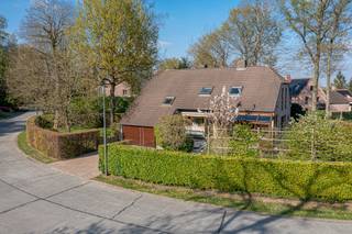 Villa met 5 slaapkamers, dubbele garage in de mooie en residentiële wijk Rondenbos.<br />Gelegen op een perceel van 9a 49ca in een doodlopende en kindvriendelijke dreef.<br />
<p>Deze ruime woning ligt in een mooie dreef, zonder doorgaand verkeer, en combineert een groot gevoel van rust met een vlotte bereikbaarheid richting Brussel, invalswegen en het station van Dilbeek.</p>
<p>De villa werd gebouwd opgericht in 1990 en werd doorheen de jaren met grote zorg onderhouden. Dankzij een woonoppervlakte van +/-250 m² biedt ze ruimte, licht en comfort op een manier op een toplocatie.<br /><br />Bij het binnenkomen langs de leuke hall is de leefruimte enkele treden hoger te ontdekken. Daar bevindt zich de grote keuken die in 2010 werd vernieuwd en uitgerust werd met kwalitatieve Neff-toestellen en een natuurstenen aanrecht.</p>
<p>Aansluitend ligt de leefruimte met zithoek waar een charmante houtkachel en het groene uitzicht rondom voor een warme, huiselijke sfeer zorgen, ook de eetplaats geniet dit leuke zicht.</p>
<p>Een absolute meerwaarde is de wintertuin die grenst aan de keuken en leefruimte. Deze veranda, lees- of speelhoek is een charmante plek en geeft toegang tot een extra terras dat ideaal georiënteerd is op het zuidwesten. Door de hogere inplanting van de woning geniet men hier van veel licht en een open zicht op de tuin en omgeving.</p>
<p>Op de eerste verdieping zorgt een ruime nachthall voor de verbinding van alle ruimtes. Hier bevinden zich vijf volwaardige slaapkamers, een badkamer met ligbad, een aparte douchekamer en een extra speel- of hobbyruimte, die ook perfect dienst kan doen als bijkomende bergplaats.</p>
<p>De woning is degelijk gebouwd en verkeert in goede algemene staat. Ze wordt verwarmd op aardgas met een recente en goed onderhouden condenserende aardgasketel en behaalt een EPC-label C. Verder is er een regenwaterput van 5.000 liter en is de woning aangesloten op de riolering.<br /><br />Naar bergruimte is deze woning goed voorzien van een wasplaats met toegang tot tuin, grote bergruimte (10m²), dubbele garage, bergzolder en meer.</p>
<p>De tuin is met zorg aangelegd en nodigt uit tot rust en ontspanning, met verschillende terraspartijtjes, perkjes en een siervijver.<br /><br />Voor gezinnen of liefhebbers van rustig wonen, die op zoek zijn naar een praktische, vrijstaande woonst in de Vlaamse rand rond Brussel, is dit een bijzonder interessante opportuniteit.</p>