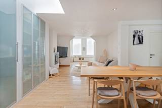 À la recherche d'une maison pleine de caractère, prête à emménager, où l'espace, la lumière et le confort se rejoignent ? Cette maison rénovée de...