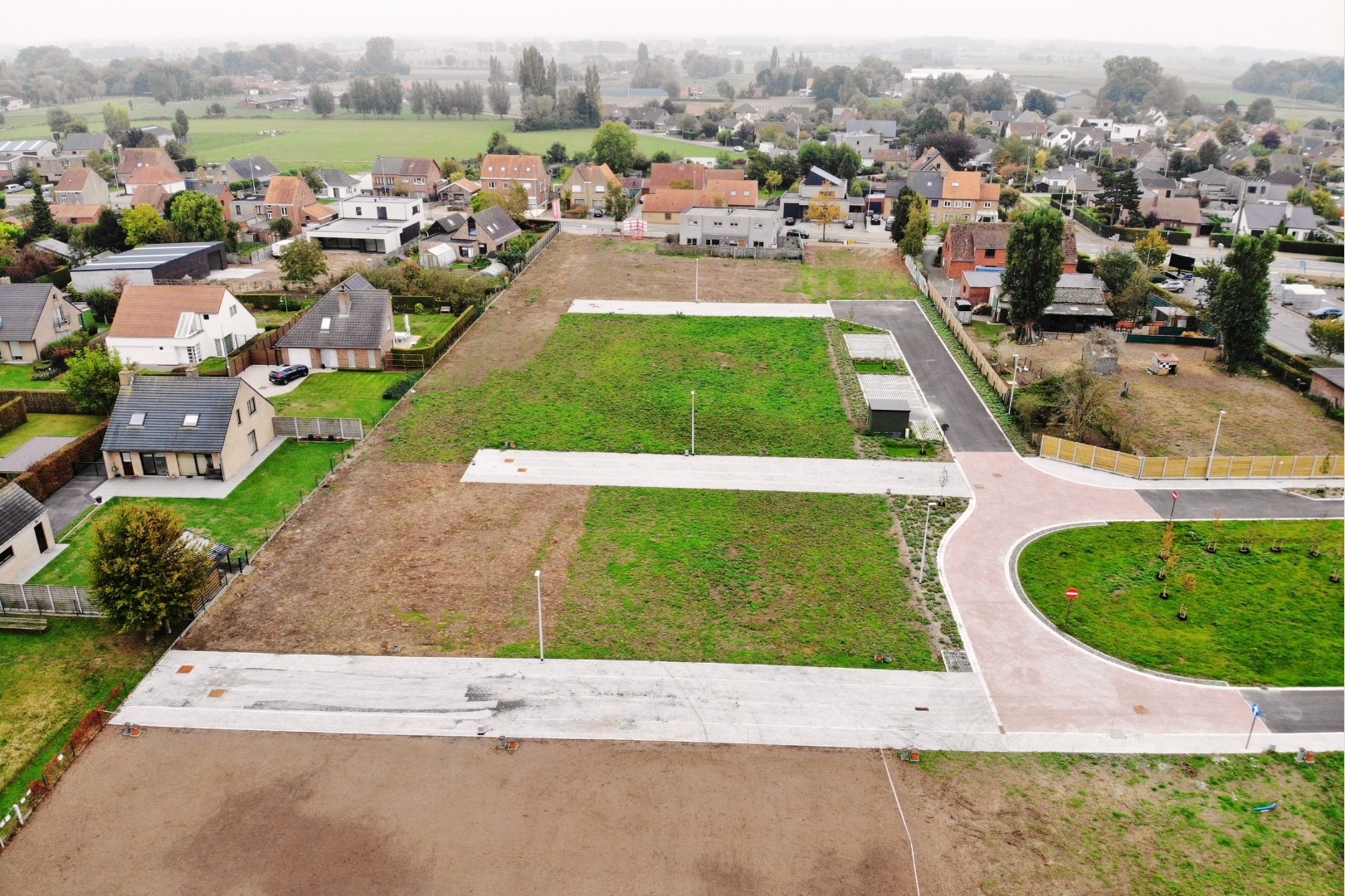 Nieuwe bouwgronden voor open bebouwing dicht bij het centrum - photo 1