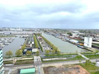 Gelegen in de Ellermanstraat op de 18 de verd appartement met 2 slaapkamers en groot terras  met panoramisch zicht over Antwerpen &gt;. indeling : Inkomhal,  berging voor wasmachine/ droogkast  ,  badkamer met inloopdouche  lavabo met meubel  en toilet , Living met aansluitend groot terras in L vorm van 1/- 18 m²  , ingerichte keuken  dit appartement met zijn brede inkom en extra faciliteiten is ook uiterst geschikt voor mensen met een rolstoel !!!!!!! badkamer en alle deuren zijn hierop voorzien !!!!  EPC  E peil 70  prijs 375.000 € 
ondergrondse parking 35.000 € 