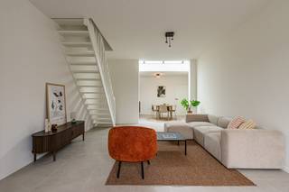 Deze gerenoveerde woning ligt aan de rand van het centrum in Eeklo in een straat waar vrij kan geparkeerd worden. Deze instapklare woning is dankzij de renovaties omgetoverd tot een aantrekkelijk geheel. <br /><br />Bij het binnenkomen van de woning wordt u meteen verwelkomd in de ruime, aantrekkelijke leefruimte met hoge plafonds. Dankzij het grote raam aan de voorzijde is er veel natuurlijk lichtinval. Aansluitend vindt u de prachtige nieuwe keuken in walnootkleur met alle toestellen voorzien. Hier is tevens een lichtstraat voorzien die voor natuurlijk licht zorgt. <br /><br />Achteraan is er een aangelegd zuid gericht terras met een onderhoudsvriendelijk afgesloten tuintje. Als extra troef is er een eigen parkeerplaats met toegang tot de tuin, hier kan tevens nog een carport of garage worden gebouwd.<br /><br />Indeling als volgt:<br />- inkomhal<br />- lichtrijke leefruimte met zitplaats en bureauruimte<br />- volledig ingerichte keuken met eetplaats<br />- handige berging/wasplaats<br />- moderne badkamer met inloopdouche, badkamermeubel en hangtoilet<br />- 2 volwaardige slaapkamers op het verdiep<br />- aangelegd zuid gericht terras met tuintje<br />- eigen parkeerplaats met uitweg<br /><br />De woning is voorzien van centrale verwarming via een nieuwe condensatieketel op aardgas.<br /><br />Vrij bij akte!<br /><br />Een ideale opportuniteit voor starters, jonge gezinnen of investeerders die op zoek zijn naar een instapklare woning in Eeklo!<br /><br />Contacteer ons voor bezoek:<br />09/377 31 77 - vastgoed@aclea.be