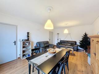 Appartement in het centrum van Gullegem. De indeling is als volgt: Inkomhal met aparte berging en toilet, leefruimte met keuken & toegang tot het...