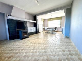 HALFOPEN WONING MET 3 SLPKS, GARAGE EN RUIME TUINDeze op te frissen woning met zij-ingang heeft enorm veel potentieel. De elektriciteit is...