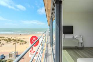De gerenoveerde studio biedt een adembenemend frontaal zicht op de zee, waardoor u elke dag kunt genieten van het rustgevende geluid van de golven en het schitterend uitzicht.<br /><br />Indeling:<br />- inkom<br />- woonkamer met uitzicht op zee<br />- keuken met kookplaat, spoelbak, afwasmachine en frigo<br />- badkamer met douche, lavabomeubel en toilet<br />- aparte slaapruimte <br /><br />De studio beschikt tevens over een privatieve kelderberging en een gemeenschappelijke fietsenberging!<br /><br />Troeven:<br />- studio met frontaal zeezicht<br />- recent vernieuwd<br />- privatieve kelderberging<br />- prachtig uitzicht op zee<br />- ideaal als vakantie appartement of als investering<br />- voldoende parkeergelegenheid in de nabije omgeving<br /><br />Bent u op zoek naar een gerenoveerde studio met zeezicht te koop op de Zeedijk te Middelkerke? Aarzel niet om uw afspraak vast te leggen!<br /><br />Bestuursmaatregelen in het maatregelenregister: nee