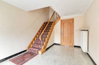 Deze bijzonder ruime, gedeeltelijk gerenoveerde gezinswoning geniet van een uitstekende ligging, vlak bij het centrum van Beerse. Dankzij de royale ruimtes en praktische indeling vormt deze woning de ideale thuisbasis voor gezinnen die op zoek zijn naar comfort en potentieel.<br /><br />Bij het betreden van de woning komt u in de inkomhal, die toegang biedt tot de wasplaats en de inpandige garage. Achter de garage bevindt zich een extra berging, vanwaar u rechtstreeks toegang heeft tot de tuin.<br /><br />Op de eerste verdieping bevindt zich de lichtrijke leefruimte met een recente, volledig geïnstalleerde keuken. Daarnaast vindt u hier een apart gastentoilet en een aangename veranda, die zorgt voor extra leefruimte en een mooi uitzicht op de tuin.<br /><br />De tweede verdieping beschikt over drie volwaardige slaapkamers en een badkamer uitgerust met een ligbad.<br /><br />Als extra troeven biedt deze woning een ruime kelder, een tuinberging en een praktische bergzolder.<br /><br /><span><strong>Bijzonderheden:</strong></span><br />- Ruim perceel in het centrum van Beerse<br />- Diverse renovaties (Keuken, badkamer, ramen, elektriciteit, ...)<br />- Zonnepanelen en zonneboiler<br />- Geen renovatieplicht