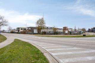 Ce centre de distribution récent est situé à Dilsen-Stokkem, stratégiquement situé entre l'E314 et la frontière néerlandaise, avec une combinaison d'environ 15 000 m² d'espace d'entrepôt et de bureaux en option. Grâce à la connexion directe à l'E314, ce site bénéficie d'une excellente accessibilité aux principaux centres logistiques de Belgique et de la région frontalière avec les Pays-Bas.<br /><br />L'entrepôt a une superficie d'environ 15 000 m² et convient à diverses activités logistiques. De plus, des places de parking sont prévues sur le site et il est possible de louer des bureaux supplémentaires.<br /><br />Spécifications<br /><br />- hauteur libre : env. 4,5 m à 8 m<br />- possibilité de quais de chargement<br />- 5 portes sectionnelles<br />- bonne accessibilité pour le trafic de marchandises<br /><br />Le bâtiment est immédiatement disponible et constitue une opportunité intéressante pour les entreprises à la recherche d'un espace logistique stratégiquement situé dans le Limbourg.<br /><br />Intéressé ? jeroen.saenen@hotmail.com - 0472 18 38 10