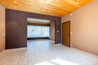 Algemeen<br />Welkom in deze verzorgde woning gelegen in de Lichterveldsestraat in Koolskamp. De woning ligt op een vijftal minuten van de oprit van de E403 te Lichtervelde van waaruit je makkelijk richting de kust of het binnenland kan.<br /><br />Indeling<br />Vanuit de inkomhal komen we in de ruime leefruimte, die voorzien is van een elektrische kachel. Hier is plaats voor zowel een comfortabele zithoek als een eethoek. Door ramen langs beide kanten geniet je hier van veel natuurlijk licht. Aansluitend bevindt zich de keuken, uitgerust met een dubbele spoelbak, elektrische kookplaat en oven. Vanuit de keuken is er bovendien toegang tot de praktische wasruimte en daarachter ligt de badkamer die is uitegerust met een toilet, douche en lavabo.<br />Op de eerste verdieping vinden we drie ruime slaapkamers die afgewerkt zijn met een laminaatvloer. Daarnaast beschikt de woning over een kelder van 21 m², ideaal als extra bergruimte. Er is bovendien ook een zolder van 41 m² met vaste trap die potentieel biedt om nog extra kamers te maken. De zuidoostgerichte tuin beschikt over een aangelegd terras waar het heerlijk vertoeven is op zonnige dagen. De tuin is zowel toegankelijk vanuit de inkomhal als vanuit de wasruimte, wat extra praktisch is. Achteraan vinden we een tuinhuis.<br /><br /><br />Troeven<br />* Parkeermogelijkheden voor de woning<br />* Zolder met potentieel tot extra kamers<br />* Zuidoostgerichte tuin met terras<br /><br />Wens je deze woning zelf te ontdekken? Neem contact op met Mathieu en plan jouw bezoek in!<br /><br />T: 0479 63 53 01<br />M: mathieu@gentill.be