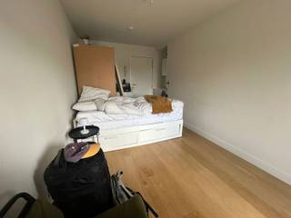 <span><strong>**Academiejaar 2026-2027 - Kamer eigen sanitair en terras in Central Park**</strong></span><br /><br />Welkom in <strong>Central Park</strong>, een residentie gelegen in de Tiensestraat, vlak om de hoek van het Herbert Hooverplein. Met veel plezier bieden we een <strong>bemeubelde kamer</strong> aan op de derde verdieping, gelegen aan de rustige achterzijde van het gebouw en voorzien van een <strong>terras</strong>. Van hieruit geniet je van een prachtig uitzicht op het Stadspark.<br /><br />De residentie beschikt over een <strong>inpandige fietsenstalling</strong> en een ruime, volledig uitgeruste <strong>gemeenschappelijke keuken met leefruimte</strong> en <strong>terras</strong>. De ideale plek om volop te genieten van het studentenleven.<br /><br /><span><strong>Interesse of een bezoek ter plaatse? Contacteer ons via 016 229 228 of verhuur@connect-immo.be</strong></span><br /><br />Beschikbaar vanaf 15 september 2026!<br /><span>Huurprijs: €645 +</span><strong><span> </span>€1.560 vaste kosten op jaarbasis</strong>