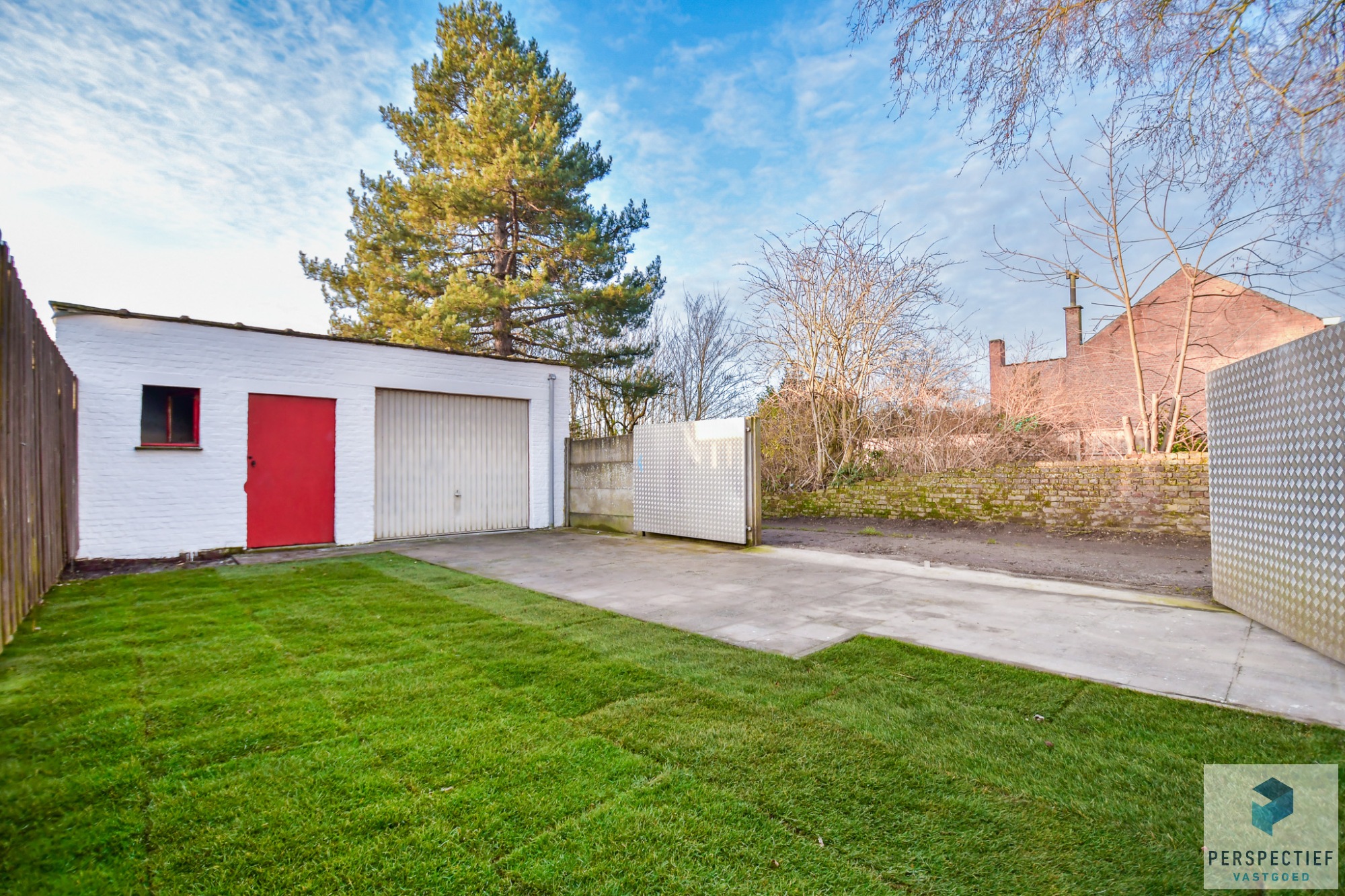 GERENOVEERDE woning met 3 slaapkamers en ZONGERICHTE tuin met uitweg en GARAGE - foto 3