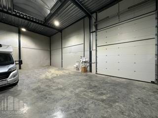 Nieuwbouw KMO-unit van <strong>142 m²</strong> met <strong>2 privatieve parkeerplaatsen </strong>te huur in Lauwe, op slecht 4 km van de E17 afrit Moeskroen met een onmiddellijke verbinding naar de E403.<br /><br />De geïsoleerde loods is opgebouwd uit een staalstructuur, betonplint tot deurhoogte, sandwichpanelen en steeldeck. Verder is het magazijn (<strong>brandklasse C</strong>) met een <strong>vrije hoogte van 6 m</strong> voorzien van een sectionale poort met aparte toegangsdeur, gepolierde betonvloer en lichtstraat met rookkoepel.<br /><br /><strong>Aanwezigheid van een</strong> <strong>waterpomp voor regenwater, stopcontacten (220-230V & 380-400 V), verlichting en sanitair</strong>. Het magazijn kan zowel gebruikt worden als atelier, productieruimte of opslagruimte.<br /><br />De KMO-unit maakt deel uit van een gloednieuw KMO-project bestaande uit 18 KMO-units met ruime manoeuvreerruimte on site. Voor meer informatie of een vrijblijvend plaatsbezoek kan u contact opnemen met PANORAMA <strong>0460 97 66 66</strong>.
