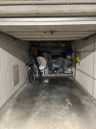 <strong>Gesloten garagebox te koop – Residentie Atlantis III, vlak bij de zeedijk</strong><br /><br />Ontdek deze <strong>ondergrondse, gesloten garagebox (-1) </strong>in <strong>Residentie Atlantis III</strong>, ideaal gelegen op wandelafstand van de zeedijk. Perfect voor wie een veilige en makkelijk toegankelijke parkeerplaats zoekt in het centrum.<br /><br /><strong>Kenmerken:</strong>
<ul>
<li>Afmetingen garagebox:
<ul>
<li>Breedte: 2,70 m</li>
<li>Lengte: 4,70 m (voor de wagen) / 5,21 m (totaal)</li>
</ul>
</li>
<li>Afmetingen garagepoort:
<ul>
<li>Breedte: 2,20 m</li>
</ul>
</li>
<li>Momenteel verhuurd tot 28/02/2026 aan €99,25/maand — ideale investering met onmiddellijk rendement.</li>
</ul>
Bent u op zoek naar een<strong> ruime, afgesloten garagebox dichtbij zee</strong> – voor eigen gebruik of als investering?<br /><br />Contacteer ons kantoor vandaag nog voor meer informatie of een bezoek!