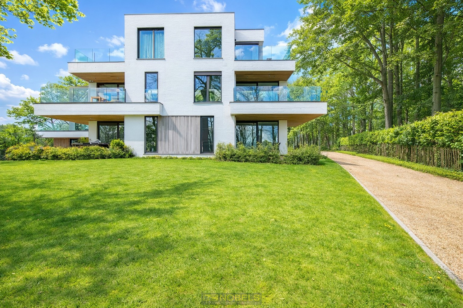 Te huur exclusief, energiezuinig nieuwbouwappartement met 2 slaapkamers en staanplaats gelegen bovenaan het Kluisbos (Mont-de-l'Enclus) - foto 1