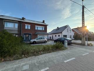In het gezellige Sint-Katelijne-Waver bevindt zich deze ruime en verzorgde halfopen woning, ideaal voor wie comfortabel en rustig wil wonen met...