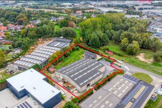 Bedrijfsgebouw van ca. 1.700 m² met woning op perceel industriegrond van 5.814 m² te koop op de industriezone Roeselare-Haven, gelegen in...