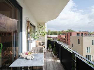 <strong>Stijlvol en instapklaar 3-slaapkamerappartement (163 m²) met zonnig terras nabij de Coupure</strong><br /><br />Dit appartement is <strong>strategisch gelegen</strong> tegenover het <strong>Groenevalleipark</strong>, nabij de <strong>Coupure en het historische stadscentrum</strong>. Het betreft een <strong>ruim en lichtrijk stadsappartement</strong> met <strong>open zicht op de stad</strong> en het omliggende groen.<br /><br />Het appartement bevindt zich op de <strong>derde verdieping</strong> van een <strong>kleinschalig renovatieproject</strong> met een <strong>beperkt aantal eigenaars</strong>, wat garant staat voor <strong>comfort, privacy</strong> en <strong>lage maandelijkse kosten</strong>. Het gebouw is een <strong>kwalitatieve reconversie</strong> met betonnen structuur en een <strong>uitzonderlijke straatbreedte</strong>, volledig <strong>vernieuwd in 2022</strong> met aandacht voor <strong>duurzaamheid en woonkwaliteit (EPC B)</strong>.<br /><br />De <strong>indeling</strong> omvat een <strong>ruime inkomhal</strong>, een aangename <strong>lees- en eetruimte</strong> met directe <strong>toegang tot het zonnige terras van 14 m²</strong>. Daarnaast is er een <strong>leefruimte met open keuken</strong>, bijkeuken en <strong>bijkomende eetplaats.</strong> Verder beschikt het appartement over <strong>3 volwaardige slaapkamers</strong>, een <strong>ruime badkamer</strong> en een <strong>private kelderberging</strong>.<br /><br /><strong>Bijkomende troeven</strong> zijn de <strong>gemeenschappelijke fietsenberging</strong> en de<strong> parkeermogelijkheden</strong> in de directe omgeving.<br /><br /><strong>Een unieke opportuniteit voor wie op zoek is naar een ruim, instapklaar en kwalitatief afgewerkt appartement op een topligging nabij de Coupure!</strong><br /><br /><em>Voor meer informatie, mail naar info@carloeggermont.be</em>