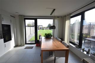 Moderne woning met volgende eigenschappen:<br />° koel gelegen slaapkamers<br />° moderne afwerking<br />° parkeergelegenheid achter de woning<br />° bouwjaar 2020<br />° witte binnendeuren met zwarte klinken<br /><br />INDELING:<br /><br />° Niveau 0:<br />Inkomhal met vestiaireruimte - gastentoilet - 3 slaapkamers - badkamer - wasplaats<br /><br />° Niveau +1:<br />Living - keuken - terras - tuin - carport.<br /><br />Vraag snel uw bezichtiging aan via de website van confideo-immo.be. Surf dan naar dit pand en druk vervolgens op de knop "Ik ben kandidaat". Door de stappen te volgen en uw gegevens in te vullen zal u eerstdaags gecontacteerd worden om het pand te bezichtigen.