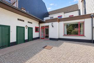 <p>Wie zoekt naar een woning waar wonen en werken perfect gecombineerd kan worden, is deze handelswoning een unieke opportuniteit!<br /><br />De commerciële ruimte bestaat uit maar liefst 25 m², aangevuld met een wachtzaal, receptieruimte, toilet en een extra bergruimte van 4 m². Hierdoor is dit pand uitermate geschikt voor tal van vrije beroepen of wie wilt wonen met creatieve ruimtes, met de mogelijkheid om tot vijf slaapkamers te creëren. Dankzij de royale indeling biedt deze woning alle opportuniteiten om volledig naar eigen smaak en wensen in te richten.<br /><br />Buiten geniet u van een zeer aangename, grote tuin met een extra uitweg, ideaal voor een vlotte bereikbaarheid. Verder beschikt het pand over een oprit en garage, wat zorgt voor extra comfort en voldoende parkeermogelijkheden.<br /><br />Troeven op een rij:<br />• Handelswoning met enorm potentieel<br />• Praktijk-/ bureauruimte van 25 m² met wachtzaal, receptie, toilet en berging<br />• Ruime privéwoning met mogelijkheid tot 5 slaapkamers<br />• Grote, zonnige tuin met extra uitweg<br />• Oprit en garage<br />• Geen renovatieverplichting!<br />• Ideaal voor een combinatie van wonen en werken of als investering<br /><br />Een unieke kans voor wie op zoek is naar een eigendom met tal van mogelijkheden op een aantrekkelijke locatie. Ontdek zelf het potentieel van dit veelzijdige pand en plan vandaag nog uw bezoek op nummer 0470/79 66 20<br /><br />Opmerking: Sommige foto's werden gemaakt en/of bewerkt met behulp van AI (kunstmatige intelligentie). De oorspronkelijke toestand kan tijdens een bezoek ter plaatse worden bekeken. De opgegeven informatie en oppervlaktes zijn informatief en niet bindend.</p>