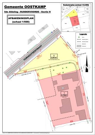 Authentieke hoeve met bijgebouwen in Baliebrugge op een oppervlakte van<strong> 7937 m².</strong> Rust , privacy, een oase van groen en prachtige vergezichten op de omringende weilanden zijn hier de absolute troeven. U heeft het landelijke woonhuis die bestaat uit inkomhal, ingerichte keuken, aangename leefruimte, <strong>2 slaapkamers op het gelijkvloers,</strong> <strong>CHARMANTE voutekamer</strong>, kelder onder de voutekamer, badkamer met douche, apart toilet en wastafel in meubel en een aparte wasplaats/berging, nog een in te richten zolder te bereiken via vaste trap waar nog extra slaapkamers kunnen bijgemaakt worden. Er is ook <strong>een dubbele garage aanwezig</strong>. Achterliggende stallen en opslagruimtes aanwezig met een omvang van +/- 600 m² . Talloze mogelijkheden zijn hier aanwezig. Dieren of Paardenliefhebber/ Zelfstandige die veel opslagruimte kan gebruiken? Boorputwater & Regenwater voorzien! UNIEK AANBOD! Nabij de autosnelweg en goede verbinding met alle voorzieningen. <strong>Goedgekeurde functiewijziging van landbouwerswoning naar residentiële woning.</strong><br /><br /><u><strong>Indeling woonhuis:</strong></u>
<ul>
<li>Inkomhal met vestiairekast;</li>
<li>Aangename en zonnige leefruimte;</li>
<li>Ingerichte keuken aanpalende aan de leefruimte;</li>
<li>Kelder onder de voutekamer;</li>
<li>2 slaapkamers op het gelijkvloers;</li>
<li>Charmante voutekamer die kan dienen als slaapkamer/bureau;</li>
<li>Badkamer met douche & wastafel & toilet;</li>
<li>Opslagruimte/Wasplaats;</li>
<li>Dubbele Garage;</li>
</ul>
Bijgebouwen van +/- 600 m²;<br />Perceel van 7937 m²;<br /><br /><u><strong>Eerste verdieping:</strong></u>
<ul>
<li>Zolderruimte te bereiken via vaste trap waar slaapkamers kunnen bijgemaakt worden;</li>
</ul>
<u><strong>Troeven:</strong></u>
<ul>
<li>Toplocatie;</li>
<li>Rust, stilte en authenticiteit;</li>
<li>Boorputwater & Regenwater voorzien;</li>
<li>Uniek aanbod;</li>
<li>Elektrische rolluiken;</li>
<li>Veel mogelijkheden.</li>
</ul>
Graag een afspraak of vragen over deze charmante hoeve? Contacteer ons via:<strong> oostkamp@caenen.be</strong>