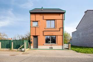 Achter de karaktervolle gevel van deze halfopen bebouwing schuilt een woning boordevol authentieke elementen en charme. Gelegen op een mooi...