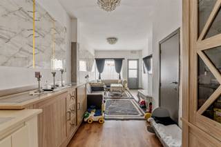 <p><span>Op te knappen gesloten bebouwing met 3 slaapkamers gelegen pal in het centrum van Paal.</span></p><p><span> </span></p><p><span>Belangrijkste troeven: </span></p><p><span>- Ligging pal in het centrum van Paal in zo in de nabijheid van winkels, restaurants, scholen, openbaar vervoer</span></p><p><span>- Te renoveren</span></p><p><span>- elektriciteit conform</span></p><p><span>- Ideaal geschikt als investeringspand</span></p><p><span>- 3 slaapkamers waarvan 1 grote zolderkamer</span></p><p><span>- Momenteel verhuurd aan 800 /maand</span></p><p><span> </span></p><p><span>Bekijk zeker ook de foto's en de grondplannen met de afmetingen. Zo krijgt u van thuis uit al een perfect beeld van wat deze woning te bieden heeft!</span></p><p><span> </span></p><p><span>Wenst u meer info of een vrijblijvende bezichtiging, contacteer dan ons kantoor op het nummer 011 85 15 15 en wij helpen u graag verder. </span></p>