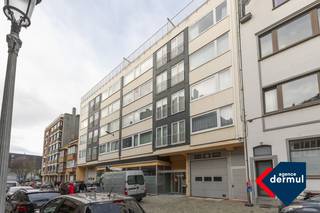 Ontdek dit ruim en veelzijdig handelsgelijkvloers, gelegen in de Warschaustraat te Oostende. Met een totale oppervlakte van maar liefst 190 m² en een bijhorende kelder van 150 m², biedt deze locatie talloze mogelijkheden voor diverse commerciële doeleinden, van winkelruimte tot kantoor, showroom of praktijkruimte. Laat uw creativiteit de vrije loop en maak van deze ruimte uw commerciële droomproject. Alle informatie is verkrijgbaar op kantoor. Grijp deze kans en contacteer ons vandaag nog voor een bezoek!