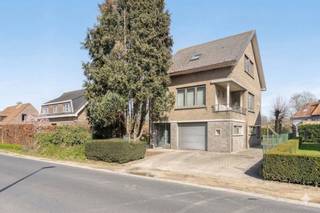 Bij het betreden van de woning valt meteen de aangename sfeer op : de zeer praktische inkom hal biedt toegang tot de inpandige garage, de...