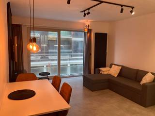 Op zoek naar een ideale tweede verblijfplaats aan zee of een interessante investering? Deze verzorgde studio combineert comfort, een uitstekende ligging en een prachtig open uitzicht op het hinterland.<br /><br />Gelegen op een hogere verdieping geniet u dagelijks van een aangenaam panoramisch zicht en een heerlijk zonneterras waar u in alle rust kunt ontspannen. Dankzij de grote raampartijen baadt de leefruimte in het natuurlijke licht, wat zorgt voor een ruim en aangenaam gevoel.<br /><br />De studio beschikt over een praktische keuken met alle nodige comfort, een verzorgde badkamer en een functionele indeling die optimaal gebruikmaakt van de beschikbare ruimte. De residentie is goed onderhouden en biedt bovendien een gemeenschappelijke fietsenberging. Laden en lossen kan eenvoudig via de achterzijde van het gebouw.<br /><br />Met een gunstig EPC-label C, centrale verwarming op aardgas en een onmiddellijke beschikbaarheid is deze studio perfect geschikt als tweede verblijf, investering of eigen stek aan de Belgische kust.<br /><br />Troeven:<br /><br />Zonnig terras met prachtig panoramisch uitzicht op het hinterland.<br />Lichtrijke leefruimte.<br />Praktische keuken met alle nodige comfort.<br />Verzorgde residentie met gemeenschappelijke fietsenberging.<br />Centrale verwarming op aardgas.<br />Onmiddellijk beschikbaar.<br />Energiezuinig (EPC-label C).<br />Ideaal als tweede verblijf of investering.<br /><br />Laat u verrassen door de rust, het open uitzicht en de uitstekende ligging. Contacteer ons vandaag nog voor meer informatie of een bezichtiging.