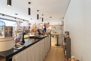 Roeselare-stadskern. Uitstekend gelegen handelspand voor winkel | praktijk | kantoor met 120m2 ruimte + aanpalende garage. Instapklaar en...