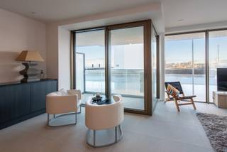 TWEESLAAPKAMER NIEUWBOUW APPARTEMENT MET LATERAAL ZEEZICHT<br />In het schitterende nieuwbouwproject Troon 17, bieden wij u in de Residentie Arthur op het gelijkvloers een mooi tweeslaapkamer appartement aan met lateraal zeezicht. Het appartement bestaat uit een inkomhall, ruime lichtrijke woonkamer met terras, ingerichte open keuken, twee slaapkamers waarvan één met terras uitgevend op de binnentuin, twee douchekamers, afzonderlijke WC en berging met aansluiting voor wasmachine. Er is mogelijkheid tot aankoop van een autostandplaats en extra kelder.
<ul>
	<li>Verkoop onder BTW</li>
	<li>Oppervlakte: 106m² + 18 m² terrassen</li>
	<li>Vloerverwarming en alle hedendaags comfort</li>
	<li>Toegang via de binnentuin naar het strand en de dijk</li>
	<li>Gemeenschappelijke fietsenberging in de residentie</li>
	<li>Mogelijkheid tot aankoop van een autostandplaats en kelder</li>
	<li>EPB: in opmaak</li>
</ul>
<br /> 