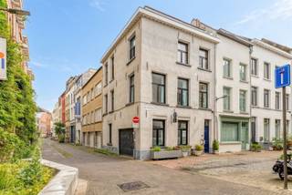 <p><span>Uniek wonen in een sfeervol stadspand met karakter, veel licht, 3 slaapkamers en een heerlijk dakterras. </span></p><p><span>Deze karaktervolle stadswoning met een bewoonbare oppervlakte van 177 m² bevindt zich op een uitstekende locatie in het historisch hart van Antwerpen. De woning combineert authentieke charme met hedendaags comfort en biedt royale, lichtrijke leefruimtes die meteen een gevoel van thuiskomen creëren.</span></p><p><span>De indeling</span></p><p><span>Het gelijkvloers omvat een slaapkamer, keuken en badkamer en biedt daardoor de mogelijkheid tot gelijkvloers wonen of een zelfstandige unit. Daarnaast is er een garage, momenteel ingericht als opbergruimte.</span></p><p><span>De eerste verdieping omvat een ruime leefruimte, een functionele keuken, 3 volwaardige slaapkamers en een badkamer, waardoor deze woning perfect geschikt is voor gezinnen, thuiswerkers of wie op zoek is naar extra ruimte. Dankzij de grote raampartijen geniet u doorheen de hele woning van een aangename lichtinval.</span></p><p><span>Het gezellig dakterras vormt een waardevolle buitenruimte waar u in alle rust kunt ontspannen en genieten van het stadsleven. Bovendien beschikt de woning over een gunstig EPC-label C, wat bijdraagt aan het wooncomfort en de energiezuinigheid.</span></p><p><span>Tot slot beschikt de woning ook over een garage, momenteel ingedeeld als opbergruimte.</span></p><p><span>Gelegen op wandelafstand van winkels, restaurants, openbaar vervoer en tal van culturele hotspots, biedt deze woning een unieke combinatie van ruimte, karakter en een topligging in het centrum van Antwerpen.</span></p><p><span>Troeven<br />177 m² bewoonbare oppervlakte<br />3 ruime slaapkamers<br />2 badkamers<br />Gezellig terras<br />EPC-label C</span></p><p><span>Garage<br />Karaktervolle stadswoning<br />Topligging in hartje Antwerpen</span></p>
