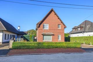 <p>Cette maison individuelle est située sur un terrain de 7a47ca et bénéficie d’une belle largeur de façade d’environ 15 m.</p>
<p>Le rez-de-chaussée comprend un hall d’entrée, un séjour spacieux et lumineux (env. 32 m²) ainsi qu’une cuisine. Au premier étage, on trouve trois chambres (env. 18 m², 13 m² et 7 m²). Le grenier est accessible par une trappe escamotable. À l’extérieur, la maison dispose d’une grande allée, d’un garage (env. 29,4 m²) et d’un agréable grand jardin orienté sud-ouest. La belle vue sur des terres agricoles confère à la maison un cadre verdoyant et ouvert. De plus, vous bénéficiez d’un accès facile aux commerces, écoles et transports en commun. Une obligation de rénovation s’applique (label PEB F).</p>
<p>Cette maison pourrait-elle devenir votre nouveau chez-vous ? Contactez-nous pour plus d’informations ou pour une visite : 0498/91 12 34 ou info@immo-desk.be.</p>