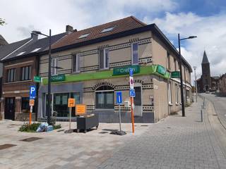 Gelegen op de hoek van de Markt en de Molenstraat (centrum van Gavere), met alle voorzieningen, winkels en openbaar vervoer op wandelafstand. <br /><br />Het appartement omvat een inkomhal, een lichtrijke leefruimte met aansluitende keuken, 2 slaapkamers, een badkamer (met lavabo, douche én ligbad), 2 aparte toiletten.<br />Het aangename terras is een bijzondere troef. <br />Daarnaast is er een aparte fietsenstalling aanwezig. <br /><br />Geen vaste kosten.