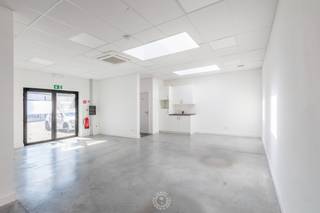 Bent u op zoek naar een <strong>instapklaar en professioneel kantoor</strong> op een uitstekende locatie? Deze stijlvolle unit (A5) van <strong>75 m²</strong> bevindt zich in het gerenommeerde <strong>HUB business-center, </strong>pal in het centrum van Temse. <br /><br />De ruimte is <strong>modern afgewerkt </strong>en uitgerust met alle comfort, waaronder een <strong>privé sanitaire ruimte en </strong>een aparte kamer die perfect dienst kan doen als <strong>vergaderruimte of praktijkruimte.</strong><br />Ook op energetisch vlak scoort het kantoor goed, met een <strong>EPC-label B.</strong><br /><br />Huurprijs:<strong> € 800/maand + vaste kosten: € 250/maand, excl. btw</strong><br /><u><strong>Deze kosten omvatten o.a.: </strong></u><em>verbruik van nutsvoorzieningen, airco en verwarming, parkeerplaats, beveiligde wifi, camerabewaking, telefonielijn incl. toestel, bestickering van deur, plaatsing van uw logo in de doorgang en op de brievenbus, én afvalverwerking.</em><br /><br />De kantoorruimte is <strong>onmiddellijk beschikbaar en klaar voor gebruik.</strong><br /><br />Interesse of vragen?<br />Neem vrijblijvend contact op via 03/502.98.74 of mail naar <strong>cvg@claves.be.</strong>