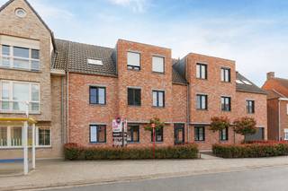 Dit kwalitatief afgewerkt nieuwbouwappartement bevindt zich op een centrale ligging nabij het centrum van Stabroek en combineert comfort, ruimte en een praktische indeling.<br />Via de ruime inkomhal met gastentoilet kom je terecht in de lichtrijke leefruimte op parketvloer. De open, volledig geïnstalleerde keuken is uitgerust met alle hedendaagse toestellen, waaronder een inductiekookplaat, dampkap, vaatwasser, ingebouwde koelkast en oven.<br />Vanuit de woonkamer heb je rechtstreeks toegang tot de ruime, zonnige tuin met terras — ideaal om in alle rust te genieten.<br />Het appartement beschikt verder over twee volwaardige slaapkamers, een ruime badkamer met inloopdouche en dubbele lavabo en een aparte berging met aansluiting voor wasmachine en droogkast. De private kelderberging is inbegrepen in de prijs en is tevens bereikbaar via de lift. Daarnaast zijn er op het gelijkvloers een gemeenschappelijke fietsenstalling en vuilnisberging aanwezig. De afgesloten garagebox met sectionaalpoort is optioneel bij aan te kopen voor €23.000 excl. kosten en biedt rechtstreekse toegang via de tuin. Aankoop aan 6% btw mogelijk (onder voorwaarden). Interesse of graag een bezoek ter plaatse? Contacteer ons via 0479/80.40.97 of lauren@vastgoed03.be