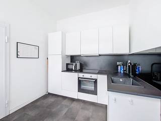 <p>We vinden dit instapklare appartement, met stadstuin, terug op zeer centrale locatie in Mortsel. Op wandelafstand van supermarkten, openbaar vervoer, invalswegen, en Fort 4.<br /><br />Het appartement is momenteel verhuurd met een mooi rendement!</p>
<p><strong>INDELING<br /></strong>We betreden het appartement rechtstreeks in de keuken (11m²). De keuken is uitgerust met een ijskast, oven, inductievuur, dampkap en vaatwasser.<br />Verder betreden we de leefruimte (24m²). Zowel keuken als leefruimte zijn voorzien van grote raampartijen waardoor we kunnen genieten van veel natuurlijk licht.<br />Naast de leefruimte treffen we nog een ruime bergruimte.<br /><br />Ruime slaapkamer (17m²) met toegang tot de gezellige stadstuin (21m²). De tuin is voorzien van verlichting en stopcontact.<br />Wasplaats (4m²) waar we tevens de condenserende cv-ketel terugvinden.<br />De badkamer (4m²) is uitgerust met een inloopdouche, wc, enkele lavabo + meubel en kolomkast.<br /><br /><strong>BIJZONDERHEDEN<br /></strong>Momenteel is het appartement verhuurd en heeft een bruto rendement van ca 4,5%.<br />Het appartement is in 2021 gerenoveerd. <br />Voorzien van aluminium schrijnwerk met dubbele beglazing. <br />Er is een gemeenschappelijke fietsenstalling.<br /><strong><br /></strong>VK: € 5/mnd: minuterie.<br /><br />Meer info en documenten: www.immopoint.be</p>