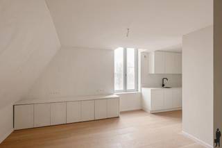 <p><strong>Huurprijs: 850 EUR per maand <br />+ 75 EUR per maand gemeenschappelijke kosten<br />+ 25 EUR per maand voor berging<br />Kosten plaatsbeschrijving zijn 50/50 te betalen door huurder en verhuurder<br />Huurwaarborg = 3 maanden huur<br />Beschikbaar: Onmiddellijk<br /><br />VOOR DIT EIGENDOM KAN U ZELF EEN BEZOEK INPLANNEN VIA ONZE WEBSITE: www.deboerenpartners.be</strong><br />Als u in aanmerking komt voor dit eigendom, kan u zelf een bezoekmoment selecteren. Om wille van het grote aantal aanvragen, kunnen verzoeken via Immoweb, Spotto of Immoscoop niet behandeld worden. Enkel kandidaturen van onze website, inclusief documentatie en motivatie, komen in aanmerking. Als u moeilijkheden ondervindt met het invullen van de kandidaatstelling, aarzel dan niet om ons te contacteren voor hulp en ondersteuning.</p>
<p><u>Beschrijving van dit appartement:</u></p>
<p>Ontdek deze charmante duplex van 110 m², gelegen in een prachtig gebouw uit 1885, volledig gerenoveerd in 2021 met oog voor comfort en stijl. De ligging in het centrum van Turnhout zorgt ervoor dat u op wandelafstand bent van winkels, scholen, openbaar vervoer en alle belangrijke voorzieningen.</p>
<p>De woning beschikt over een aangename inkomhal met een apart gastentoilet, een lichte leefruimte met moderne afwerking, en een volledig uitgeruste open keuken. De badkamer is voorzien van een inloopdouche en wastafel. Er zijn twee ruime slaapkamers van respectievelijk 14 m² en 17 m².</p>
<p>Hoewel het gebouw geen lift heeft, is het appartement vlot bereikbaar en geniet u van extra buitenruimte dankzij het gemeenschappelijk terras van 56 m² – een aangename plek om te ontspannen of tot rust te komen.</p>
<p>Met een gunstig EPC-label B, geniet u bovendien van een energiezuinige woning met lage verbruikskosten.</p>
<p><span>Bijzonderheden:<br /></span>- Centrale ligging in Turnhout<br />- Private berging van 16,3 m²)<br />- Inkomhal met apart gastentoilet<br />- Twee ruime slaapkamers (14 m² &amp; 17 m²)<br />- Gerenoveerd in 2021<br />- Gemeenschappelijk terras van 56 m²<br />- EPC-label B<br />- Geen lift<br />- Gemeenschappelijke garage</p>