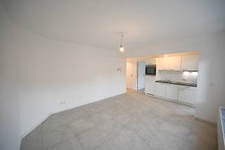 Op zeer centrale ligging nabij centrum en park vinden we dit knap gerenoveerd appartement terug. Deze knusse woonentiteit omvat een hall, lichtrijke woonkamer met open keuken, ruime slaapkamer en badkamer met instapdouche.<br /><br />Het appartement werd volledig energetisch gerenoveerd en geschilderd, kortom instapklaar!<br />Blanco keuring elektriciteit, A-label en zonnepanelen aanwezig.<br /><br />Dit pareltje is gelegen op de eerste verdieping van deze kleinschalige residentie en is ideaal voor starter of investering! Interesse in betaalbaar wonen aan zee? <br /><br />Maak nu uw afspraak via eva@vastgoedvanhoye.be of 0499/36.17.37