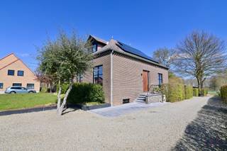 Deze prachtig gerenoveerde halfopen bebouwing in Alken, gelegen op de Hoogsimsestraat, bevindt zich op een ruim perceel van maar liefst 1ha39a60ca en biedt een unieke kans voor paarden- en dierenliefhebbers die comfortabel willen wonen in een groene, en rustige omgeving, doch vlakbij het N80 richting Sint-Truiden en Hasselt, alsook het centrum van Alken.<br /><br />Sinds 2018 werd de woning grondig en smaakvol gerenoveerd, met bijzondere aandacht voor energiezuinigheid en modern wooncomfort. Zo geniet u onder andere van hoogrendementsbeglazing, een recente verwarmingsketel op aardgas, airconditioning boven &amp; beneden en vernieuwde badkamers en vloeren – instapklaar en zorgeloos wonen gegarandeerd.<br /><br />Bij het betreden van de woning wordt u verwelkomd in een ruime inkomhal met open trap, gastentoilet en een praktische vestiaire-/bureauhoek. De lichtrijke leefruimte vormt het hart van de woning en combineert moeiteloos een gezellige zithoek, eetruimte en speelhoek/werkplek. Grote raampartijen zorgen hier voor een aangename connectie met buiten. De volledig vernieuwde en uitgeruste keuken is een echte troef en beschikt over kwalitatieve toestellen zoals een heteluchtoven (BAUKNECHT), inductiekookplaat (SIEMENS), dampkap (NOVY) en vaatwasser (BOSCH), afgewerkt met een stijlvol composiet werkblad inclusief spoelbak. Vanuit de keuken en van aan de ontbijttafel, geniet u van een prachtig uitzicht op de tuin, het terras en de omliggende weilanden. Het aansluitende verhoogde terras met hetzelfde mooie zicht, is de ideale plek om te ontspannen.<br /><br />De bovenverdieping biedt drie volwaardige slaapkamers, een dressing en een moderne badkamer uitgerust met bad, dubbele lavabo en toilet – perfect voor het hele gezin.<br /><br />Op de benedenverdieping vindt u een centrale hal met toegang tot een voorraadkelder, vernieuwde douchekamer (met ingebouwde wasvoorzieningen) en een ruime garage met werkplaats, die plaats biedt aan een wagen, fietsen en extra opslag.<br /><br />Ook buiten is het puur genieten. De fraai aangelegde tuin, aangelegd in samenspraak met een tuinarchitect, beschikt over een grote oprit tot aan de weilanden en een afsluitbare toegangspoort voor optimale privacy. Extra troeven zijn de stalling met uitloop, speeltuin en uitgestrekte weilanden.<br /><br />Voor paardenliefhebbers is dit een absolute droom: een stalling met twee boxen, voederkamer en uitlooppaddock, gecombineerd met een weiland van meer dan 1 hectare – ideaal om uw dieren aan huis te houden.<br /><br />Bent u op zoek naar rust, ruimte en luxe gecombineerd met dierenmogelijkheden? Dan is dit een unieke opportuniteit die u niet mag missen. Bel ons snel op 011 70 70 19.