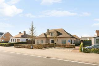 Gelegen aan de Steenweg op Deinze 180 in Lotenhulle bevindt deze alleenstaande woning zich op een uiterst vlot bereikbare locatie, dichtbij...