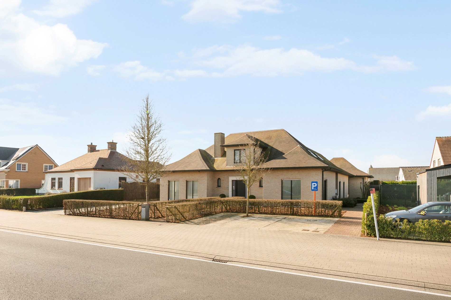 Praktijk met ruime woonst en zwembad - foto 2