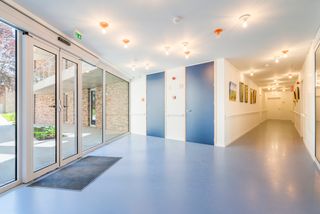 De assistentiewoning krijgt in Villa Moeie een geheel nieuwe dimensie. Grote glaspartijen vloeien moeiteloos over in een strak gebouw. Ruime, overdekte terrassen maken het mogelijk om optimaal van het buitenleven te genieten. Dit gevoel wordt versterkt door de gezamenlijke tuin, waar men onder het tuinpaviljoen kan samenkomen voor een drankje of een babbel. De groene vingers zijn in de nabijgelegen moestuin in hun sas. Sportievelingen vinden zeker hun gading aan de petanquebaan.
Dit nieuwbouwproject omvat 2 gebouwen, het villagebouw en het residentiegebouw. Beiden beschikken over een eigen technische ruimte en fietsenstalling. Hier kunnen ook scootmobiels gestald en opgeladen worden.
In het residentiegebouw op de hoek van de Moeie en de Tieltsesteenweg, worden 27 assistentiewoningen afgewisseld met gemeenschappelijke ruimtes. Hier is onder meer het bureau van de woonassistent gevestigd. Daarnaast is er ook een ontmoetingsruimte met bar en salon, bezoekerstoilet en afvalberging.
Het aparte villagebouw bestaat uit 8 assistentiewoningen, en evenveel private kelders.
De 34 parkeerplaatsen zijn als volgt verdeeld:
- 3 parkeerplaatsen voor zorgverstrekkers en woonassistenten
- 2 (minder)valide bezoekersparkeerplaatsen
- 29 privatieve parkeerplaatsen met gepersonaliseerde beveiligde toegang.
Elke flat heeft een eigen water- en elektriciteitsteller, inbraakwerende voordeur en warmtepomp. Een afzonderlijke inkomhal zorgt voor privacy, de open keuken in de lichtrijke leefruimte maakt het aangenaam om familie en vrienden te ontvangen. De slaapkamers zijn royaal van grootte, zodat een dubbel bed én een kast er makkelijk passen. In de badkamer zijn discreet hulpmiddelen aangebracht, zoals een zitje in de douche en een handgreep naast het toilet.
Het gehele park is rolstoeltoegankelijk. Doorheen het appartement kan de bewoner een alarm activeren, of de zorgassistent bereiken voor meer hulp. Kortom, sfeer, comfort en hulp waren nog nooit zo toegankelijk!
Wenst u meer info over dit unieke project?
Bel dan Nic van Unicum voor een verhelderend gesprek op 09 336 16 15.